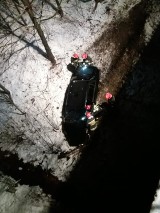 Samochód spadł z wiaduktu na Mikołowskiej w Rybniku [ZDJĘCIA]