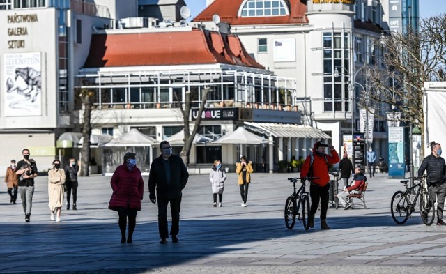 20.04.2020 sopot
pierwszy dzien po zniesieniu czesci ograniniczen dla obywateli. ograniczenia zostaly wprowadzone w zwiazku z epidemia koronawirusa
na zdjeciu: plac przyjaciol sopotu 
fot. przemek swiderski / polska press / dziennik baltycki