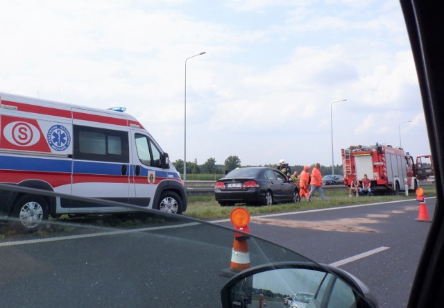 Niezachowanie bezpiecznej podległości często kończy się najechaniem na tył jadącego z przodu samochodu. Skutki bywają tragiczne, ale cierpią też inni kierowcy i pasażerowie, którzy tkwią w korkach.