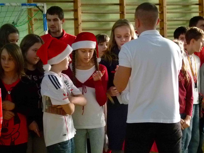 Piłkarze łódzkiego Widzewa odwiedzili uczniów jednej z piotrkowskich podstawówek (zdjęcia)