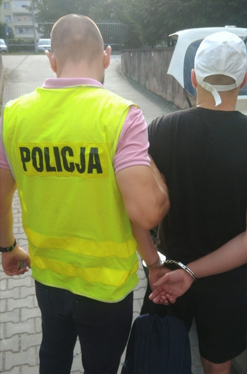 Mieszkaniec Bydgoszczy oszukiwał przez internet. Usłyszał 12 zarzutów