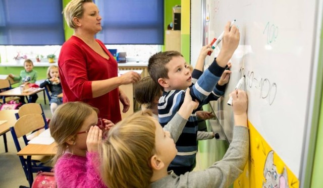 MEN przygotowało rozporządzenie określające minimalne wynagrodzenie nauczycieli w 2018 r. Nauczyciel dyplomowany z tytułem magistra zarobi o 168 zł więcej. 

Średnie kwoty podajemy w złotówkach brutto.

Tyle najmniej muszą zarabiać nauczyciele w Polsce. Zobacz stawki na kolejnych stronach >>>