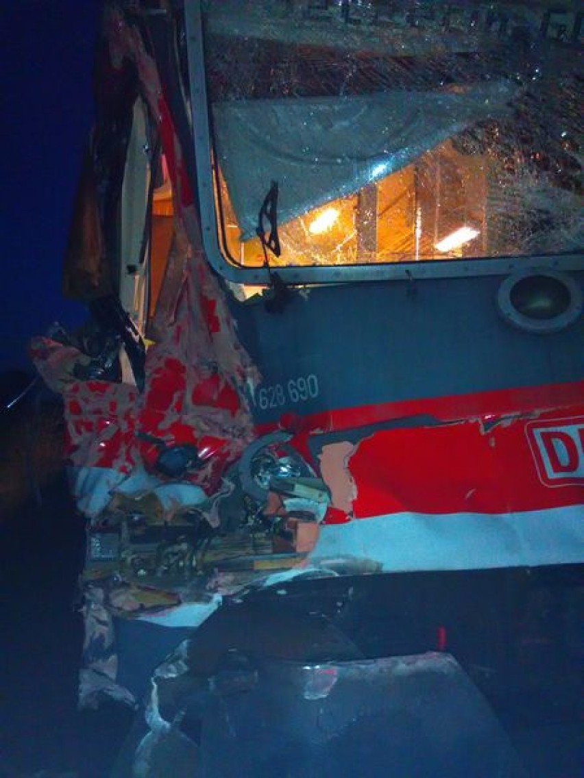 Wypadek z udziałem pociągu, ciężarówki i samochodu osobowego w Warzymicach