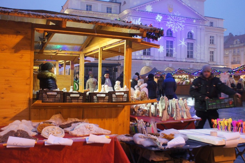 Jarmark bożonarodzeniowy w Kaliszu i mikołajki na rynku