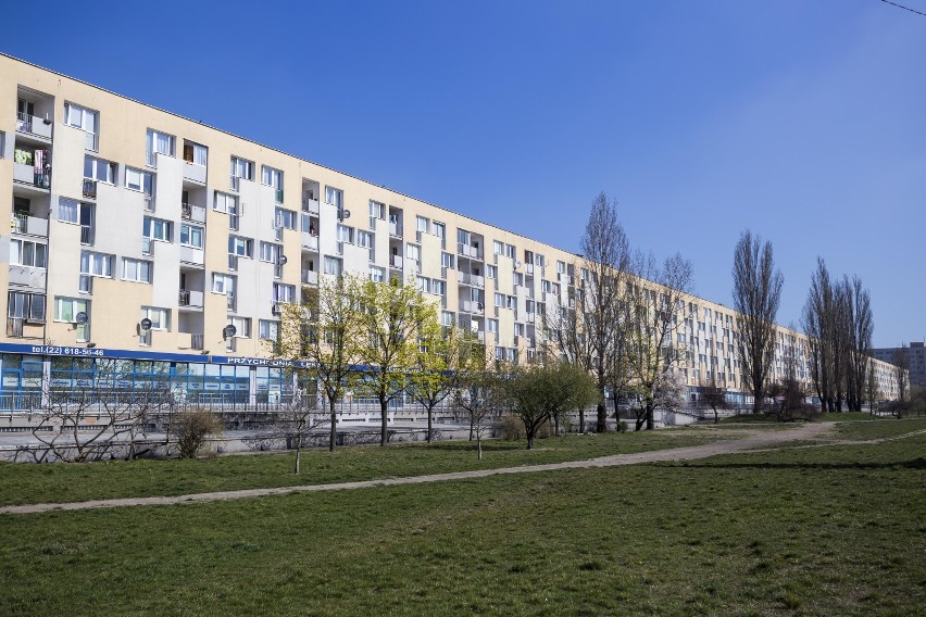 Najdłuższy blok mieszkalny w Warszawie skończył 50 lat. Po co wybudowano "jamnika"?