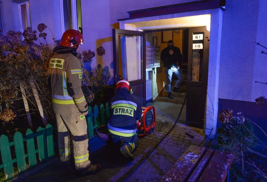 Pożar w Przemyślu. Ogień wybuchł w mieszkaniu przy ul. Glazera. Strażacy wyprowadzili mieszkańców z bloku [ZDJĘCIA]