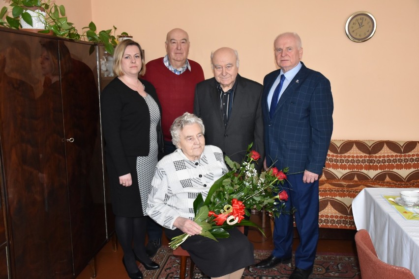 Grodzisk: serdeczne życzenia z okazji 90 urodzin pani Zofii Maj  z Grodziska. Jubilatkę odwiedził burmistrz H. Szymański
