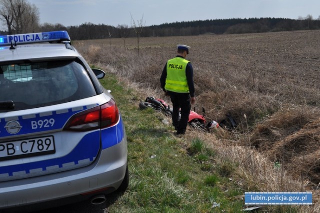 Uważajcie na drogach. Motocyklista w szpitalu