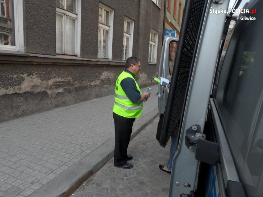 Bezpieczny pieszy: Kapelan gliwickiej policji pouczał pieszych podczas akcji profilaktycznej