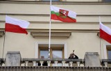 Flaga w Lublinie opuszczona do połowy masztu (ZDJĘCIA, WIDEO)