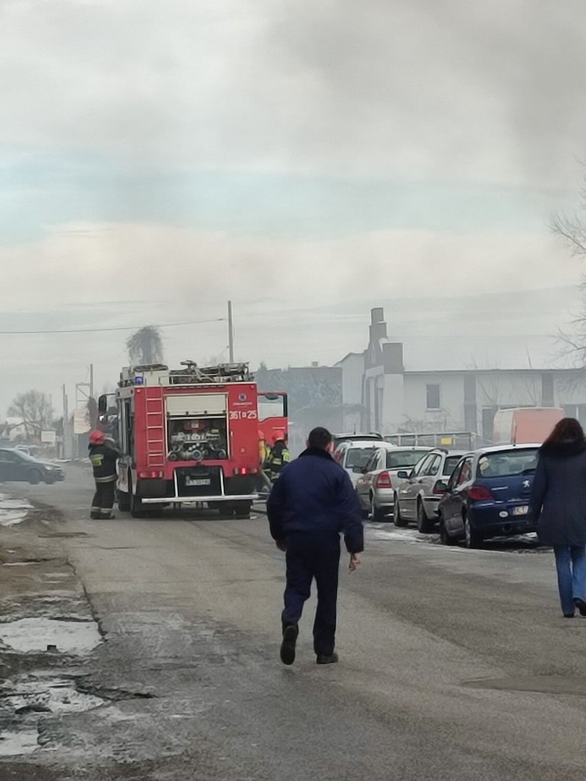 Pożar i kłęby dymu na ulicy Kochanowskiego w Tarnowie. Pożar...