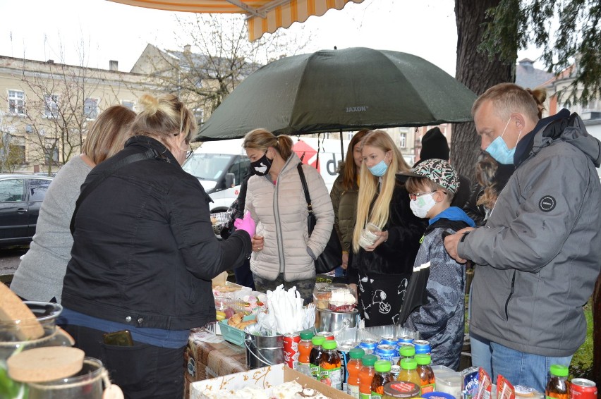 "Zwierzoluby" wraz z paniami z "Ryneczku Żagań" przygotowały...