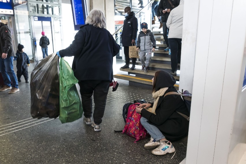 Dworzec Centralny noclegownią dla uchodźców. Ludzie koczują i czekają na pomoc. Ratusz przygotowuje kolejne miejsca dla Ukraińców