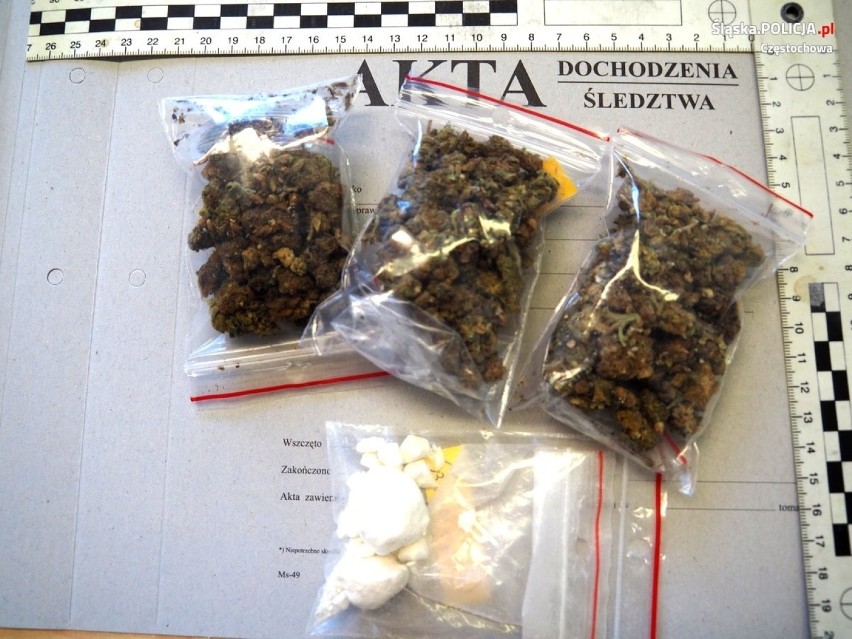 Częstochowska policja zatrzymała dwóch dilerów. Przejęto 1,7 tysiąca działek amfetaminy