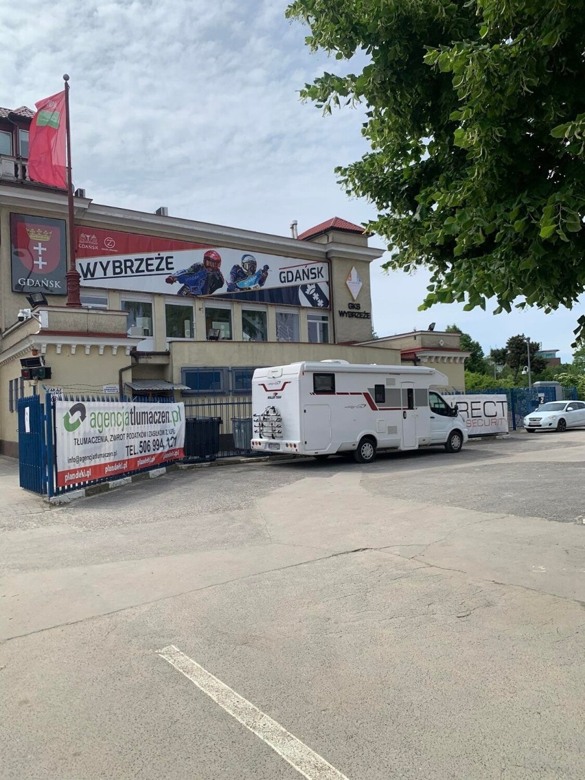 Timo Lahti przeżył chwilę grozy. Łoś skasował mu auto. Na mecz z Landshut przyjedzie pożyczonym od prezesa kamperem 