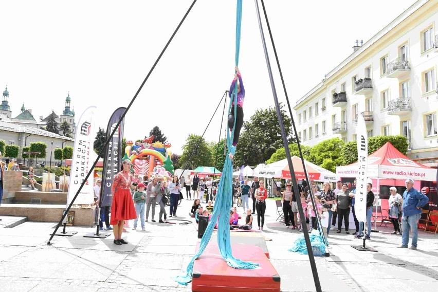 Fascynujący pokaz akrobacji powietrznych w Kielcach. Dziewczynki w błyszczących kostiumach wiszące na szarfach przyciągnęły tłumy 