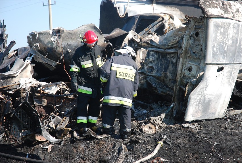 Smolice - Tragiczny wypadek: spaliły się trzy tiry, dwaj kierowcy nie żyją [ZDJĘCIA]