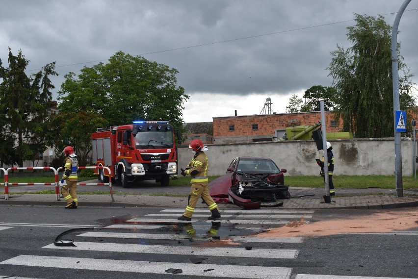 Na krajowej 12 w miejscowości Kuchary samochód osobowy zderzył się z ciężarowym