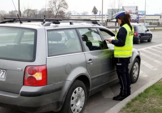 Policjanci z drogówki nakładając mandat pouczają, że kierowca ...