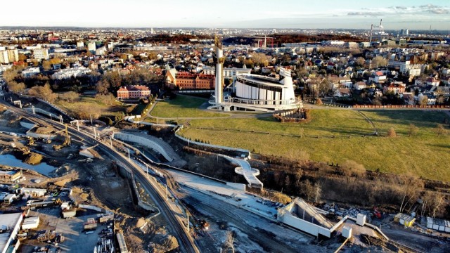 W ramach budowy Trasy Łagiewnickiej wykopano w całości tunel tramwajowy pod Białymi Morzami.