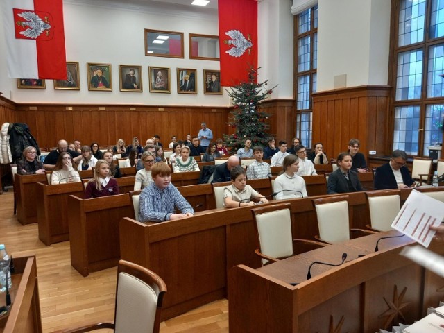 Laureaci X Wojewódzkiego Konkursu Astronomicznego odebrali (13 grudnia 2022) nagrody w Urzędzie Marszałkowskim. Wśród laureatów nie zabrakło uczniów z powiatu radziejowskiego.