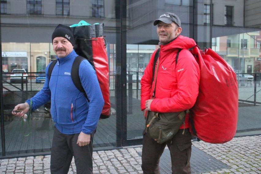 To alpiniści z głogowskiej firmy Meander zakładają czapkę na...