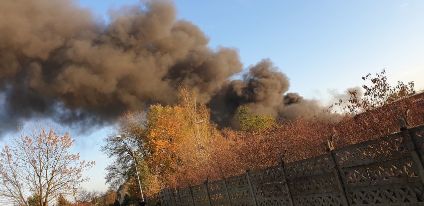 Pożar w Bytomiu. Ogień wybuchł na terenie zakładu w Stroszku