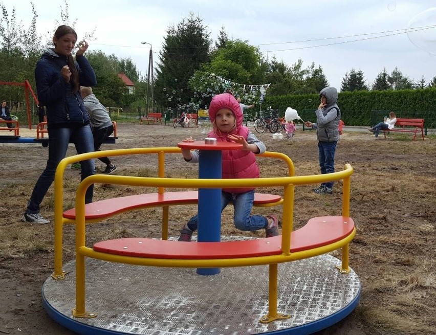 Piękny plac zabaw otwarto w Końskich (ZDJĘCIA)