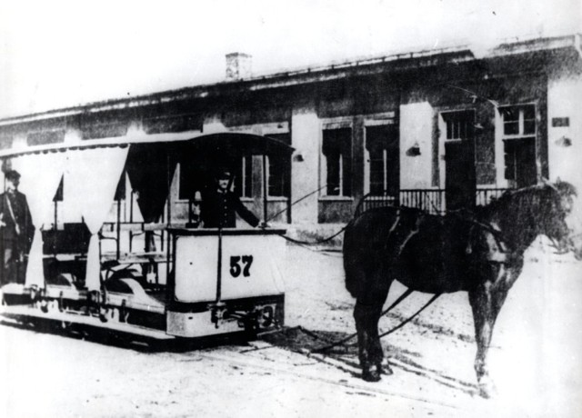 Pierwszy konny tramwaj rusza na trasę dokładnie 18 maja 1888 roku. Kto dziś więc skorzysta z miejskiej komunikacji, powinien mieć świadomość, że bydgoszczanie korzystają z niej już od 130 lat!
Pierwszy tramwaj konny pojawił się na ulicach naszego miasta 18 maja 1888 roku. Pierwsza linia przebiegała od dworca kolejowego do Zbożowego Rynku. 
Kiedy pogoda na to pozwalała, na trasie konnego tramwaju kursowały wagony letnie. Nie miały ścian, a jedynie zasłonki. Obsługa tramwaju składała się z dwóch osób. Woźnicy stojącego na przednim pomoście oraz konduktora.