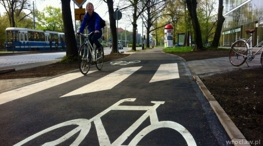 Miała być "rowerostrada" Wrocław-Bielany, a jest... zwykła ścieżka rowerowa