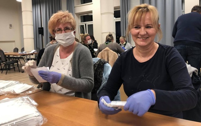 Od środy, 15 kwietnia, trwa akcja rozdawania maseczek ochronnych dla mieszkańców Starachowic zakupionych przez Urząd Miasta. Akcja kontynuowana jest w sobotę 18 kwietnia oraz w niedzielę 19 kwietnia.

Maseczki dotarły już do kilkunastu tysięcy osób. Roznoszą je pracownicy urzędu, Miejskiego Ośrodka Sportu i Rekreacji, Starachowickiego Centrum Kultury, Miejskiej Biblioteki Publicznej, harcerze oraz sami mieszkańcy.

Gigantyczna praca pakowania maseczek w koperty odbywa się codziennie w sali "Olimpia" Urzędu Miejskiego oraz po godzinach pracy w w wielu pokojach urzędu.

W piątek spakowano rekordową liczbę 22 tysięcy maseczek. 

W pracy tej pomagają znani mieszkańcy miasta. W piątek po południu w role pakowaczy zamienili się między innymi komendantka Hufca Związku Harcerstwa Polskiego harcmistrz Dorota Chyczewska, harcmistrz Ilona Traczyk, szefowa sztabu Wielkiej Orkiestry Świątecznej Pomocy, ksiądz Grzegorz Roszczyk, proboszcz parafii na Łazach czy Konrad Rączka, prezes Familijnego Klubu Sportowego Łazy. 

>>> ZOBACZ WIĘCEJ NA KOLEJNYCH ZDJĘCIACH 