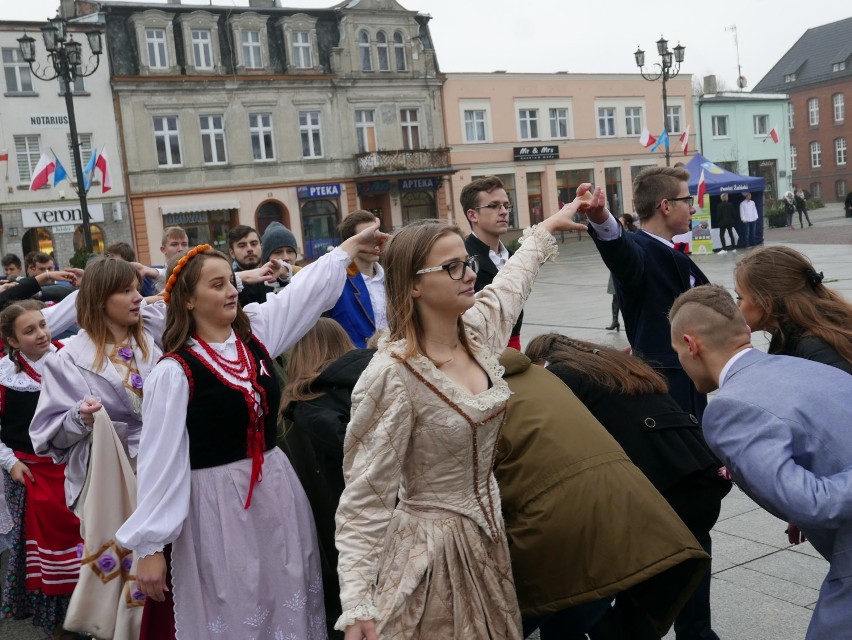 Polonezem rozpoczęli obchody Święta Niepodległości w Żninie [zdjęcia, wideo] 
