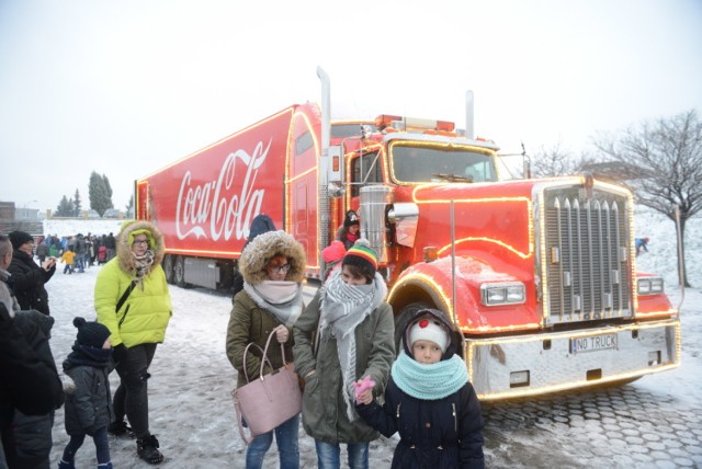 

2 grudnia ciężarówka świąteczna Coca-Coli wyruszyła w trasę po Polsce. Prawie 14,5 m długości, ponad 4 m wysokości, 450-konny silnik i 13-biegowa skrzynia. Oświetlona 160 metrami światełek ledowych i ponad 6 tysiącami punktów świetlnych ciężarówka zaparkowała na parkingu przy Zielonogórskiej Palmiarni. 

W sobotę, 9 grudnia już od godziny 15.00 zaczęły gromadzić się tłumy. Na mieszkańców czekała moc atrakcji. Każdy mógł zrobić sobie zdjęcie ze Świętym Mikołajem, wykonać własnoręczne ozdoby w fabryce upominków, czy przejechać się saniami. Jednak największym hitem okazały się personalizowane puszki Coca-Cola, które czekały na zielonogórzan. Co działo się w sobotę w Zielonej Górze? Zobaczcie zdjęcia! 

