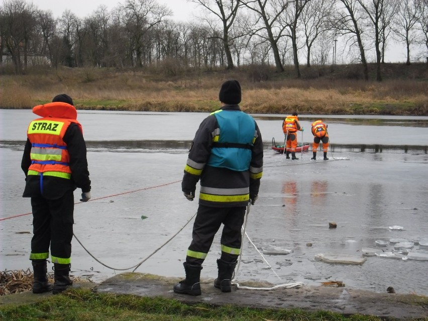 Straż Pożarna w Jarocinie: Strażacy ćwiczyli nad zalewem w...
