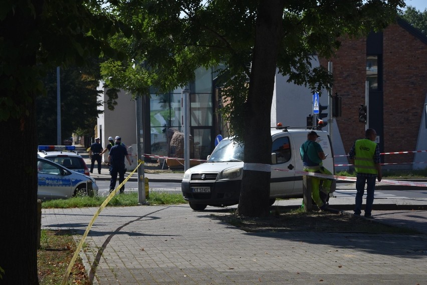 Niewybuch w Tarnowie. Ewakuacja budynków, zamknięte kolejne ulice [ZDJĘCIA]