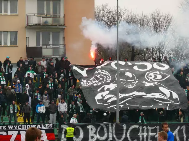 Kibice Chełmianki na meczu chełmskiej drużyny z Avią Świdnik. Dwóch kibiców odpaliło race.