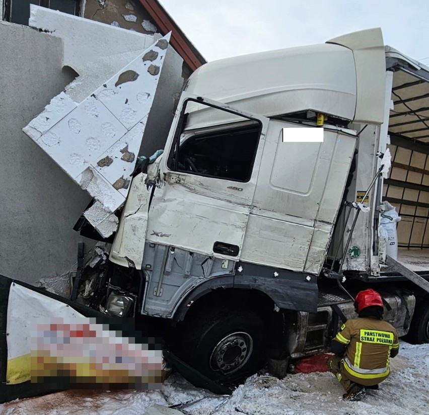 Wypadek w Zakroczu koło Rypina. Ciężarówka wjechała w dom. Zobacz zdjęcia
