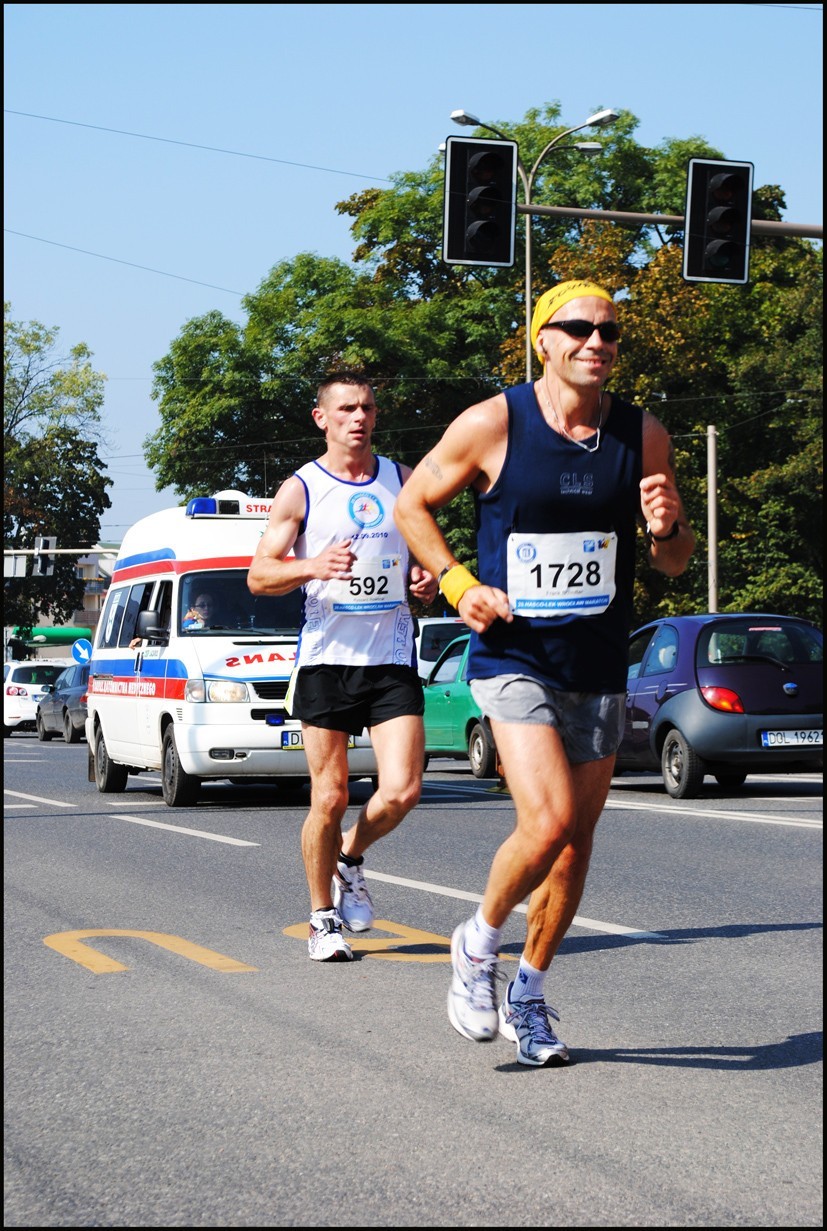 2:16:21 - Sammy Limo wygrywa maraton! Przemysław Rojewski na podium!