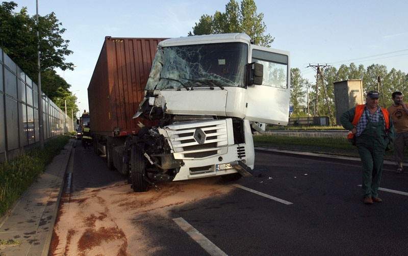 Legnica: Wypadek tira, bus stanął w płomieniach (FOTO)