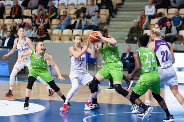 Koszykarki Artego Bydgoszcz do rewanżowego meczu 1/16 finału EuroCup z ACS Sepsi przystępowały z 9-punktową zaliczką z Rumunii (70:61)... 

Co ciekawe, zespoły te spotkały się też w fazie grupowej i dwukrotnie lepsze było Artego (72:67 w Bydgoszczy i 76:50 na wyjeździe).

Jednak w czwartym meczu nie było łatwo. Przewaga z pierwszego meczu bardzo szybko stopniała, a w połowie przyjezdne odskoczyły nawet na +17 (48:31).

Od początku III kwarty Laura Miskiniene i koleżanki rozpoczęły odrabianie strat. Przed ostatnią kwartą Artego przegrywało „tylko” (55:61).

W 35:00 minucie było 68:70, ale w 36:41 minucie już 68:75. 

Ostatecznie skończyło się happy endem. Na 8 sekund przed końcem meczu Briana Kiesel wykorzystała jeden z dwóch rzutów wolnych (71:79 i strata -8).

W Artego zabrakło Kateryny Rymarenko.

Artego Bydgoszcz - ACS Sepsi 71:79 (18:19, 13:29, 24:13, 16:18).

Artego: Kiesel 15 (1), Międzik 3 (1), Miskiniene 24 (1), 12 zb., Poboży 8, O’Neill 21 (1) oraz Michałek 0.

Sepsi: Givens 22, Mandache 26 (5), Orban 0, Pasic 4 (1), Godri-Parau 8 (2) oraz Butler 8, 12 zb., Vucetic 10 (2), Topuzovic 1.

W pierwszym meczu: 70:61 dla Artego i jego awans.

W dwumeczu: 141:140 dla Artego.

W 1/8 finału EuroCup bydgoski zespół zagra z hiszpańskim Perfumerias Avenida.

W ten weekend w Bydgoszczy dwa ligowe mecze koszykarskie: Enea Astoria - Stal Ostrów Wlkp. (sobota, 17.30) i Artego - Wisła Kraków (niedziela, 18.00) - z 28. Finałem Wielkiej Orkiestry Świątecznej Pomocy w tle.

ZOBACZ ZDJĘCIA Z PUCHAROWEGO MECZU ARTEGO >>>>>