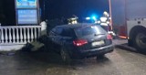Łabiszyn-Wieś. Samochód wypadł z drogi, staranował inny samochód, uszkodził ogrodzenie posesji. Kierowca był nietrzeźwy [zdjęcia] 