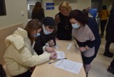 Kolejki uchodźców w Urzędzie Miasta Tarnowa i Urzędzie Gminy Tarnów. Obywatele Ukrainy składają wnioski o nadanie numerów PESEL [ZDJĘCIA]