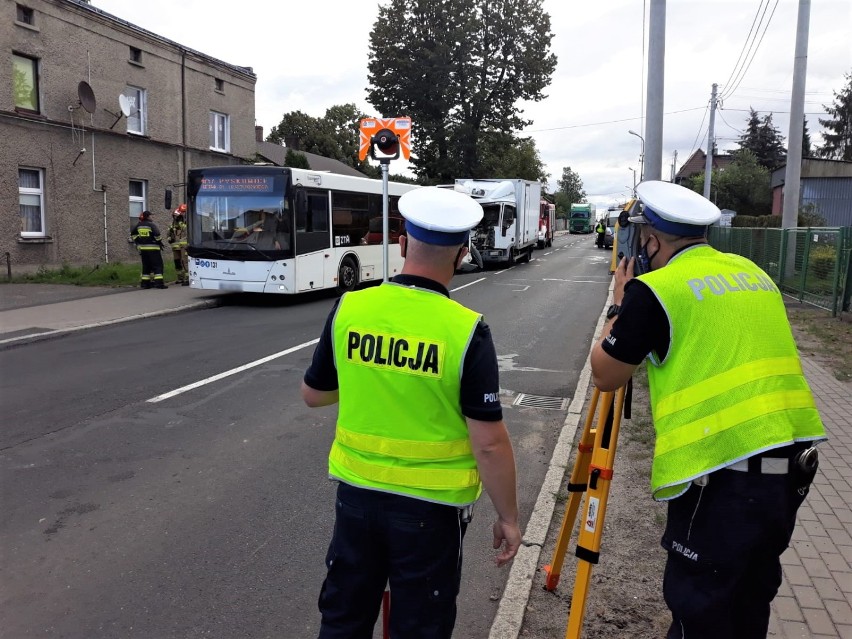 Samochód dostawczy uderzył w autobus. Sześć osób zostało...