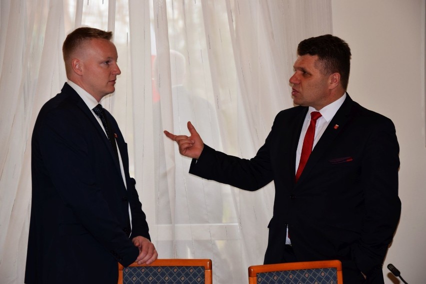 Burmistrz Paweł Okrasa w dyskusji z radnym Wojciechem Psują