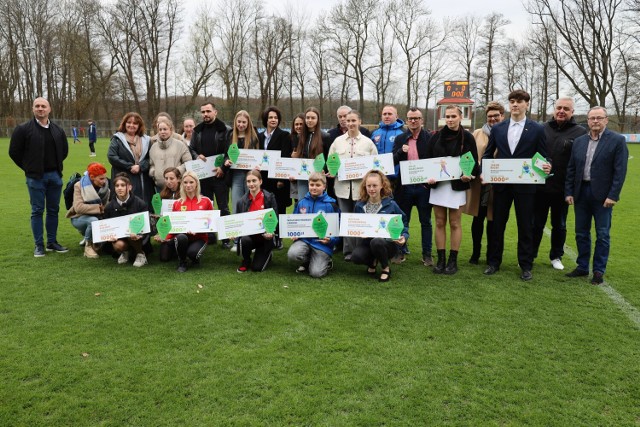 Wspólne zdjęcie laureatów, trenerów, rodzin i władz miasta