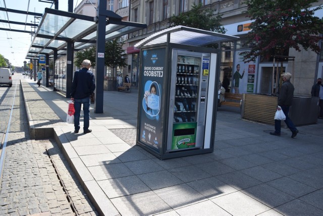 Maseczkomat w centrum Katowic. Są tu maseczki, rękawiczki i żele do dezynfekcji