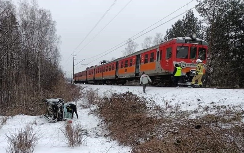 Wypadek samochodu osobowego z pociągiem w Kalwarii...