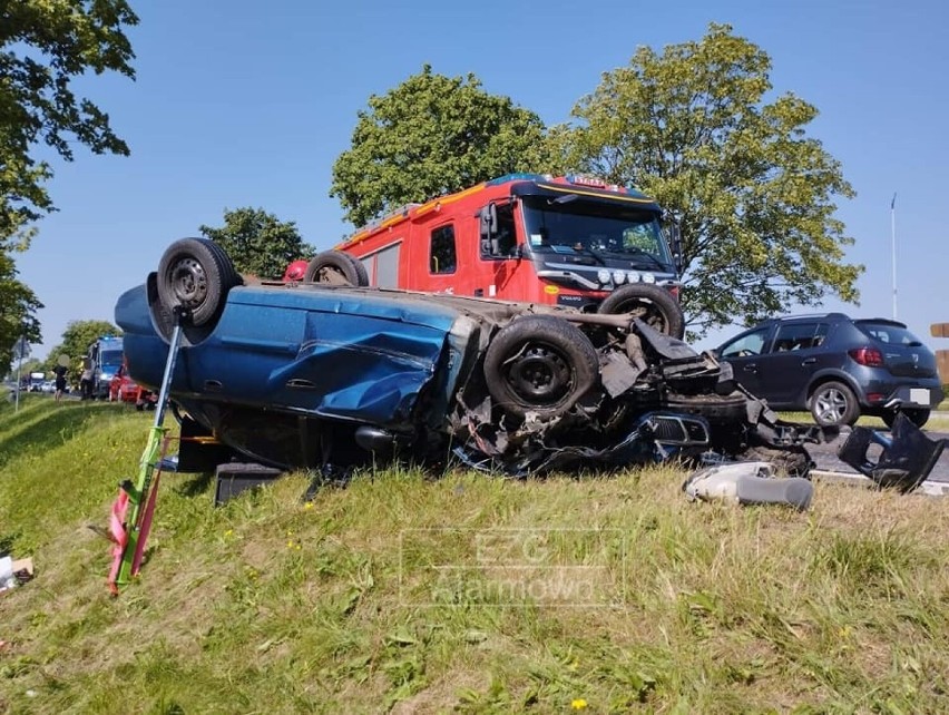 Pijany kierowca daewoo lanosa dachował po zderzeniu z ładowarką teleskopową w miejscowości Wyskoki (gm. Stryków)