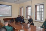 "Świadomy kierowca" w malborskim więzieniu oraz spotkania z dziećmi i młodzieżą. Edukacyjne akcje z udziałem policjantów