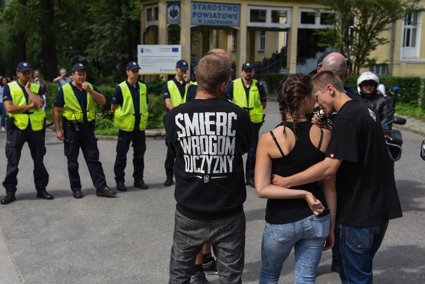 Zakopane. Antyfaszystowska demonstracja KOD. ONR się przyglądał  [ZDJĘCIA]